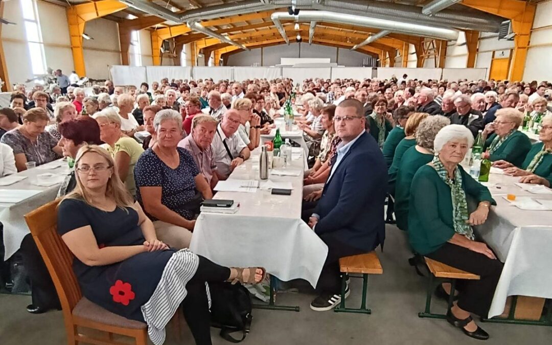 [BAL UMIROVLJENIKA] Stotine umirovljenika iz cijelog Međimurja plešu, pjevaju i druže se u Nedelišću.